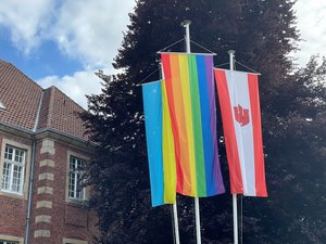 Zum Internationalen Tag gegen Homo-, Bi-, Inter- und Transphobie hängt heute (17. Mai 2023) eine Regenbogenflagge vor dem Rathaus in Borken.