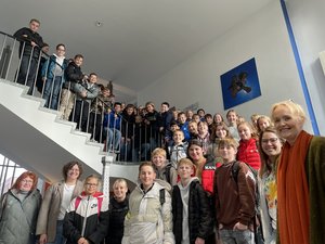 56 Schülerinnen und Schüler der 6a und 6e der Joducus Nünning Gesamtschule aus Borken besuchten jetzt im Rahmen des Wirtschafts- und Politikunterrichts das Borkener Rathaus. Dort erhielten sie unter anderem Einblicke in die Stadtgeschichte sowie die Aufgaben der Stadtverwaltung, der Bürgermeisterin und des Stadtrates.