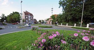 Die Stadt Borken bittet Verkehrsteilnehmende um eine besonders umsichtige und langsame Fahrweise an und in Kreisverkehren. Grund dafür ist vor allem die Häufung der Unfälle mit Radfahrenden am Kreisverkehr Heidener Straße / Wilbecke / Bahnhofstraße in Borken.