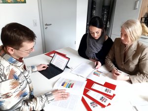 Sabine Sauret (re.), Mira Kamps und Henning Lütjann von der Jugendförderung der Stadt Borken überarbeiteten Konzepte für den Schutz von Kindern und Jugendlichen.