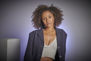 Die junge Künstlerin Lara Mbaye kommt am 20. April 2023 ins 3ECK. Das Wohnzimmerkonzert startet um 19.30 Uhr.