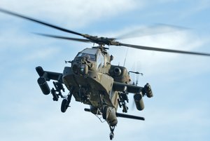 Niederländischer Kampfhubschrauber AH-64D Apache hebt ab während der Übung Green Griffin 2021 der Division Schnelle Kräfte (DSK) auf dem Truppenübungsplatzes Altengrabow am 01.10.2021.