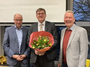 Borkens stellvertretender Bürgermeister Jürgen Fellerhoff (re.) sowie Borkens Erster Beigeordneter und Kämmerer Norbert Nießing (li.) gratulierten Jürgen Kuhlmann zur Wiederwahl. Der Technische Beigeordnete wurde vom Stadtrat für weitere acht Jahre gewählt.