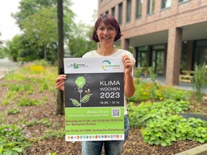 Ursula Wendholt vom Klimaschutzmanagement der Stadt Borken macht auf die Bewerbungsmöglichkeit für die kostenlose energetische Haus-zu-Haus-Beratung in Borken aufmerksam, die im Rahmen der kreisweiten Klimawochen 2023 stattfindet. 50 Beratungstermine stehen zur Verfügung.