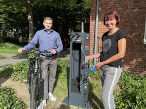 Ursula Wendholt und Mike Komnik vom Klimaschutzmanagement der Stadt Borken haben sich um die Einrichtung der sechs Radservice-Stationen im Stadtgebiet Borken gekümmert und hoffen, dass Radfahrende die Servicestellen oft nutzen werden. 