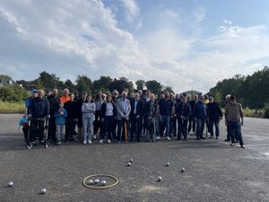 Vertreterinnen und Vertreter der Stadt Borken, des Kreises Borken, der beauftragten Unternehmen, des Fischereivereins Gemen, des Schützenvereins und der langjährigen Boulegruppe kamen jetzt zur offiziellen Eröffnung des Regenrückhaltebeckens am Kalverkamp in Gemen zusammen.