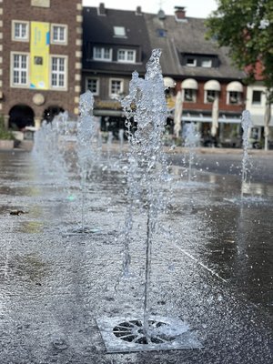 Während des Feierabendmarktes am 3. November 2022 hat das Fontänenfeld den letzten Einsatz vor der Winterpause. DJ Richie Strunk wird den Abend stimmungsvoll mit Musik begleiten.