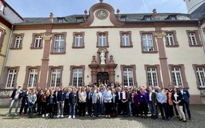 Zum Start der neuen Förderperiode hat Ministerin Silke Gorißen Ende April 2023 die Vorsitzenden, Regionalmanagerinnen und -manager der 45 LEADER-Regionen, Bezirksregierungen, Vertretende der Landwirtschaftskammer NRW und Mitglieder des LEADER-Auswahlgremiums zu einer Auftaktveranstaltung in die Eifel eingeladen.