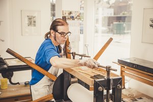 Christoph Hoppe bei der Arbeit an der historischen Sternpresse 