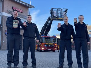 Die Mitarbeiterinnen und Mitarbeiter der Feuer- und Rettungswache Borken freuen sich, nun auch auf Instagram mit Bürgerinnen und Bürgern in den Kontakt zu kommen (v. li.): Pascal Busch, Nino Catic, Florian Witte und Sandra Broering.