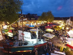 Zahlreiche Veranstaltungen finden in Borken statt - vor allem die Sommermonate bieten ein tolles Angebot. Unter anderem lädt die Borkener Bierbörse vom 30. Juni bis 2. Juli 2023 auf den Marktplatz ein. Eine aktuelle Übersicht zahlreicher Veranstaltungen gibt es in dem Veranstaltungskalender der Stadt Borken unter www.borken.de/veranstaltungen.