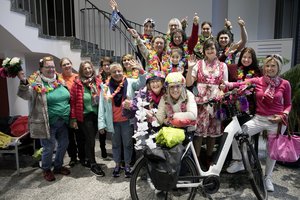 Gemeinsam mit zahlreichen Frauen machten Organisatorinnen Anna Grütering-Woeste (vorne re. auf dem Fahrrad lehnend), Carina Sienert (3. v. re.) und Brigitta Malyszek (7. v. li.) beim „Fancy Women Bike Ride“ in bunten Outfits und auf geschmückten Fahrrädern in Borken für Freiheit und Unabhängigkeit für Frauen aufmerksam.