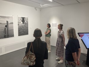 Caecilia Göken bietet Rundgang und Workshop zu ihrer Ausstellung „Everything We See“ im FARB an.