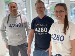 Ali Hiziroglu, Filialleiter INTERSPORT HÖPPNER (v. li.), Markus Höppner, Inhaber INTERSPORT HÖPPNER, sowie Caroline Schlottbom, Leiterin der Tourist-Information der Stadt Borken, tragen stolz die neuen Borken-Hoodies und Borken-T-Shirts, die in der Tourist-Information im FARB und bei INTERSPORT HÖPPNER in Borken erhältlich sind.