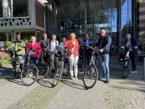 Vertreterinnen und Vertreter der Stadt Borken und Burlos Ortsvorsteherin sind gemeinsam mit Pressevertretern durch die Stadtteile Burlo und Borkenwithe geradelt und haben unterschiedliche Orte und Projekte besichtigt.