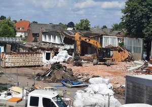 Die Abrissarbeiten der Sporthalle auf dem Schulcampus der Julia-Koppers-Gesamtschule in Borken sind in vollem Gange.