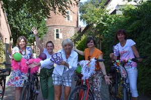 Brigitta Malyszek, Borkens Integrationsbeauftragte, (v. li.), Caroline Schlottbom, Leiterin der Tourist-Information Borken, Initiatorin Anna Grütering-Woeste, Borkens Gleichstellungsbeauftragte Carina Sienert und Ursula Wendholt, Leiterin Fachabteilung Klimaschutz und Nachhaltigkeit, rufen Frauen auf, am 18. September 2022 mit geschmückten Fahrrädern und auffälligen Outfits am „Fancy Women Bike Ride“ teilzunehmen, um andere Frauen zu motivieren, Fahrradfahren zu lernen und generell das Zweirad zu nutzen. 