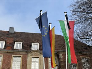 Als Zeichen des Mitgefühls mit den Betroffenen des Erdbebens in Syrien und der Türkei sowie deren Angehörigen, Freundinnen und Freunden setzt auch die Stadtverwaltung Borken am Rathaus und am Gymnasium Remigianum Trauerbeflaggung. 