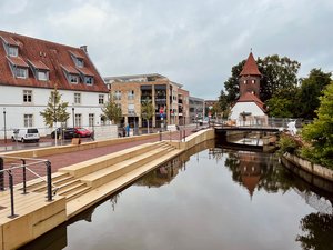 Das neu gestaltete Mühlenareal in Borken lädt schon bald zum Verweilen am Wasser ein. 