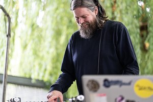 An drei Terminen Ende September und im oktober 2023 bietet das 3ECK kostenlose DJ-Workshops mit Albert Ruppelt alias DJ At, dem Gründer des Münsteraner Labels „Trust in Wax“, an.