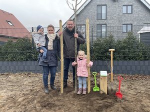 Zahlreiche Familien haben am Samstag (4. März 2023) ihren eigenen Kinderbaum zwischen „Orakelweg“ und „Böltingsweg“ in Borken-Hovesath gepflanzt.