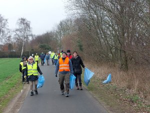 Ausgestattet mit Müllbeuteln und Müllpickern, Warnwesten und wetterfester Kleidung machten sich mehrere hundert Bürgerinnen und Bürger am Samstag auf den Weg, um Borken und die Ortsteile von Müll und Unrat zu befreien.