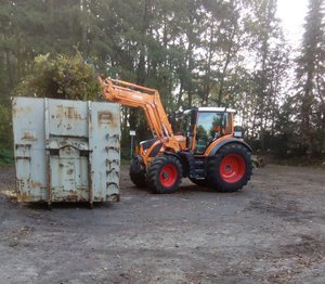 An sechs Terminen im Herbst 2023 können Grünabfälle nicht nur am Wertstoffhof in Borken, sondern zusätzlich in den Ortsteilen Burlo, Marbeck und Weseke abgegeben werden. Hier zu sehen: Grünabfallannahme an der Pumpstation Marbeck.