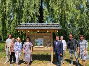 Vertreterinnen und Vertreter der LEADER-Region Bocholter Aa waren bei der Eröffnung des Wildbienenlehrpfads in Borken dabei (v. li.): Rainer Ebbing (Stadt Bocholt), Jasmin Gesing (Stadt Rhede), Dagmar Jeske (Bürgermeisterin Stadt Velen), Johanna Kruse (Projektkoordinatorin LEADER-Projekt Biodiversität), Michael Carbanje (Bürgermeister Stadt Isselburg), Maria Mertens (Stadt Borken), Alexander Jaegers (Geschäftsführer projaegt GmbH) und Ursula Wendholt (Stadt Borken).