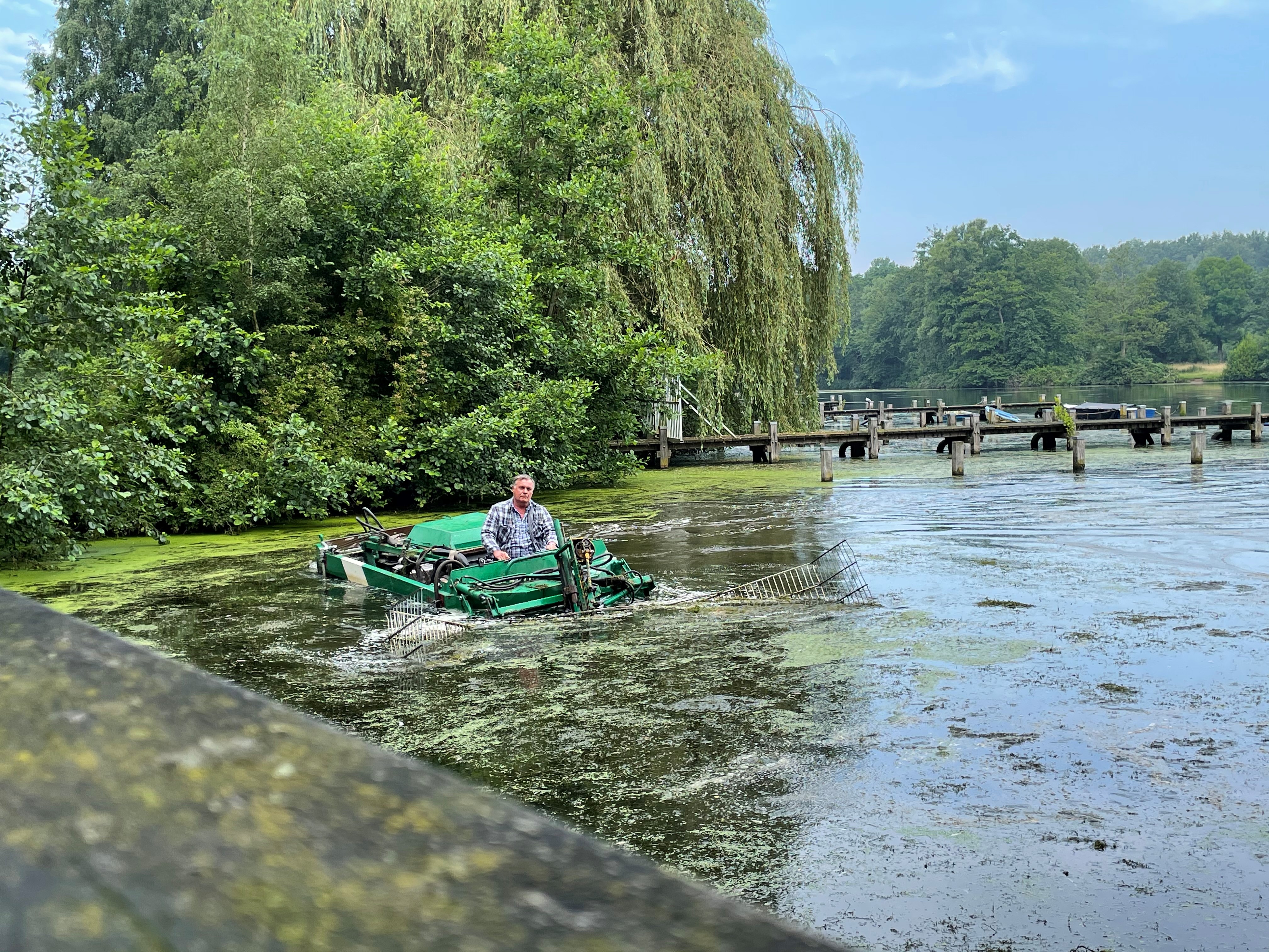 Im Rahmen der laufenden Gewässerpflegearbeiten ist aktuell wieder das Räumboot des Unternehmens Waters aus Isselburg auf dem Badesee Pröbsting unterwegs.