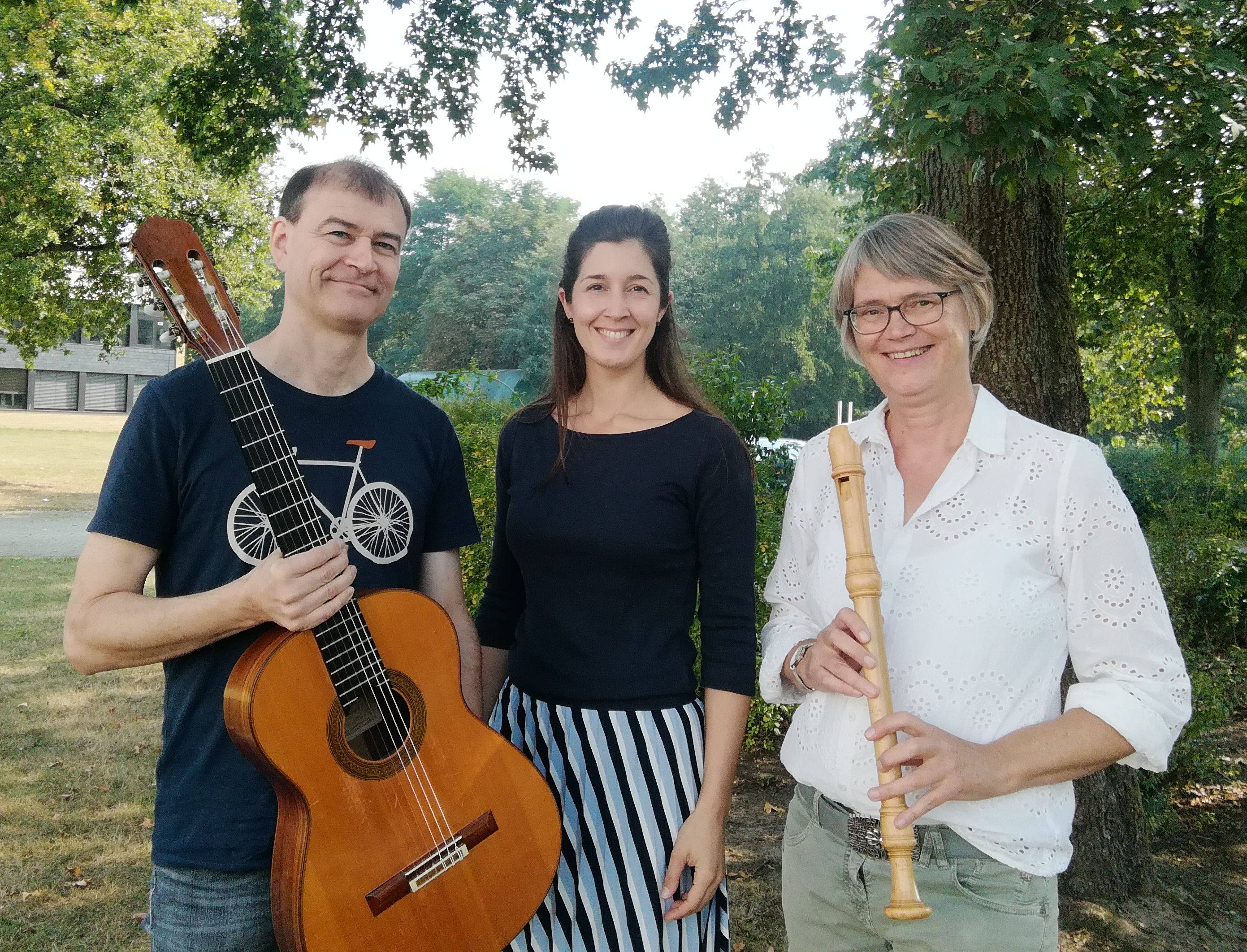 Am Donnerstag, 16 Juni 2022, wird das Jubiläumswochenende der Musikschule von Borken, Heiden, Raesfeld, Reken und Velen mit einem „Sommernachtstraum“- Konzert eingeläutet. Die Musikschullehrkräfte Oliver Jüngt (li.) und Monika Middeler (re.) freuen sich mit Musikschulleiterin Sandra Papajewski auf die Jubiläumskonzerte.