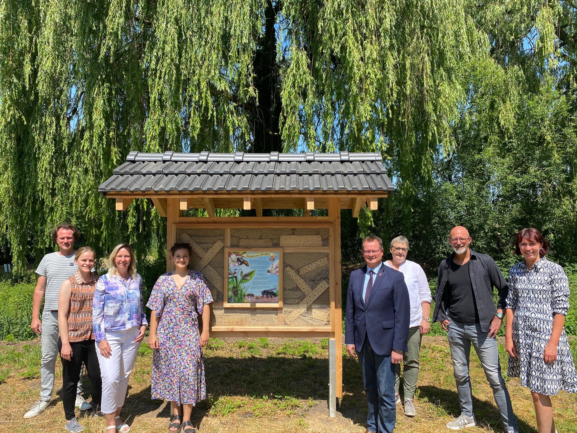 Vertreterinnen und Vertreter der LEADER-Region Bocholter Aa waren bei der Eröffnung des Wildbienenlehrpfads in Borken dabei (v. li.): Rainer Ebbing (Stadt Bocholt), Jasmin Gesing (Stadt Rhede), Dagmar Jeske (Bürgermeisterin Stadt Velen), Johanna Kruse (Projektkoordinatorin LEADER-Projekt Biodiversität), Michael Carbanje (Bürgermeister Stadt Isselburg), Maria Mertens (Stadt Borken), Alexander Jaegers (Geschäftsführer projaegt GmbH) und Ursula Wendholt (Stadt Borken).