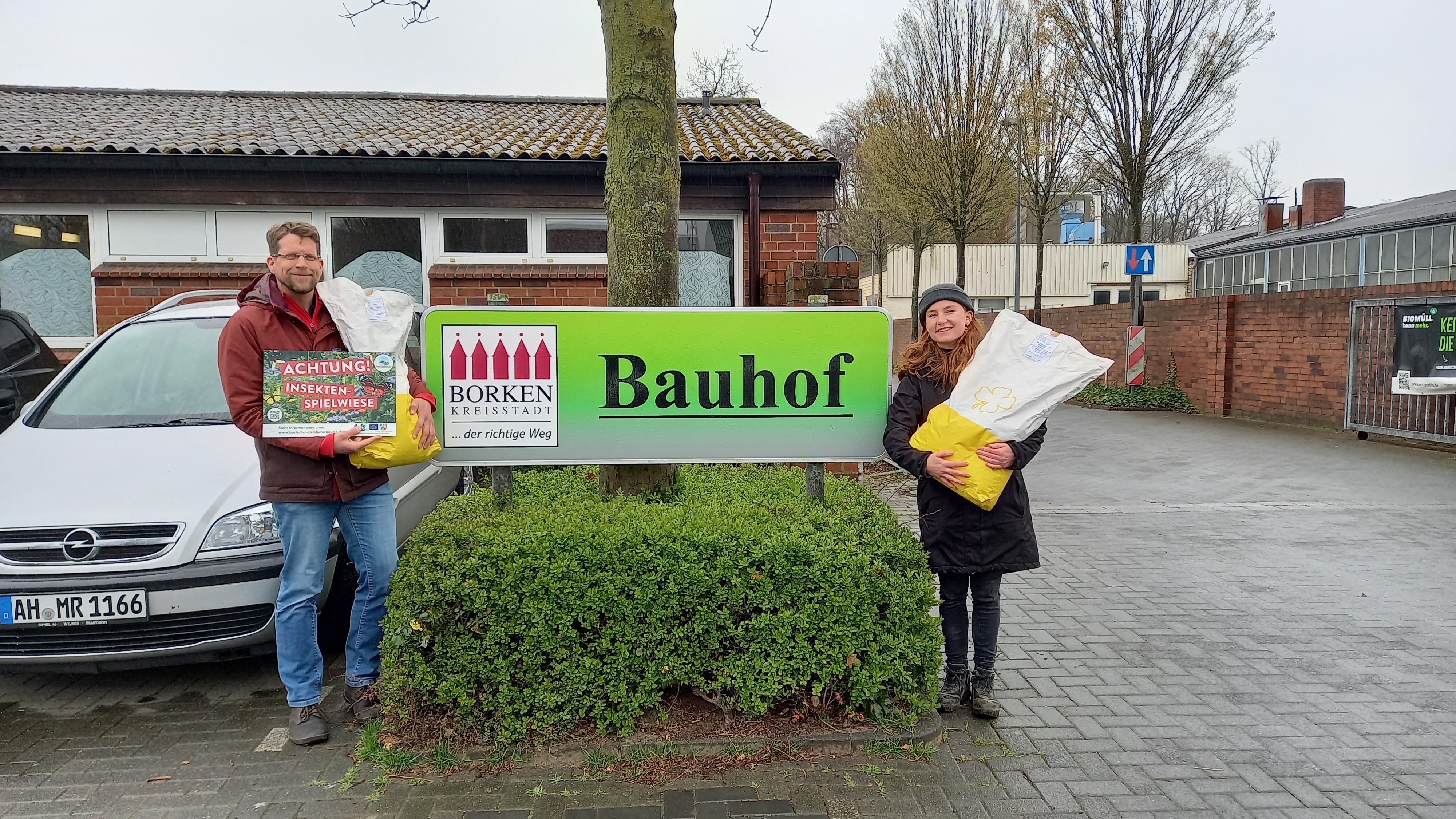 Lena Dames vom LEADER-Projekt Biodiversität übergibt Saatgut für heimische Blühwiesen an Michael Gesing vom Bauhof der Stadt Borken.