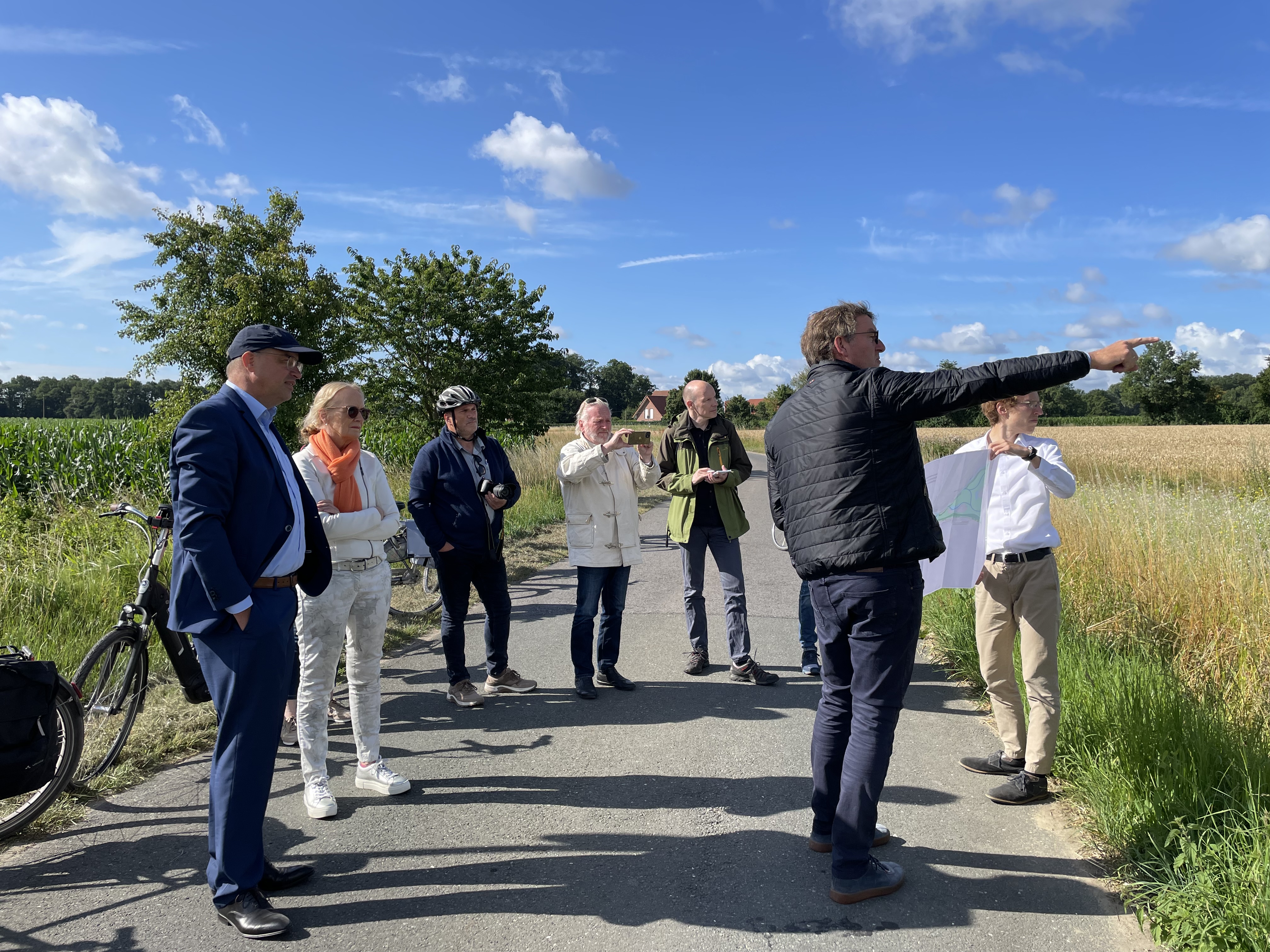 Den ersten Stopp machte die Gruppe am Knüstingbach im Bereich Weddingesch.