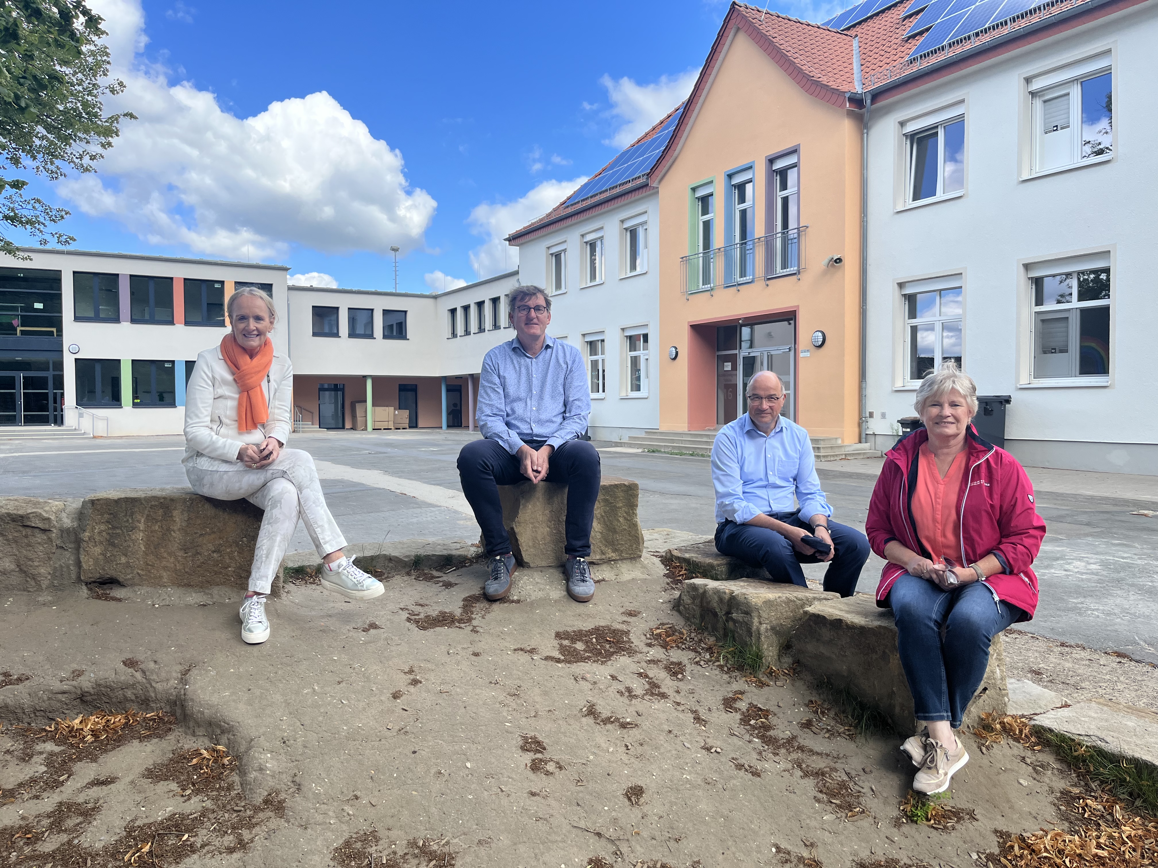 Borkens Bürgermeisterin Mechtild Schulze Hessing, der Technische Beigeordnete der Stadt Borken Jürgen Kuhlmann, Erster Beigeordneter und Kämmerer Norbert Nießing und Burlos Ortsvorsteherin Maria Schulte vor der Astrid-Lindgren-Schule.