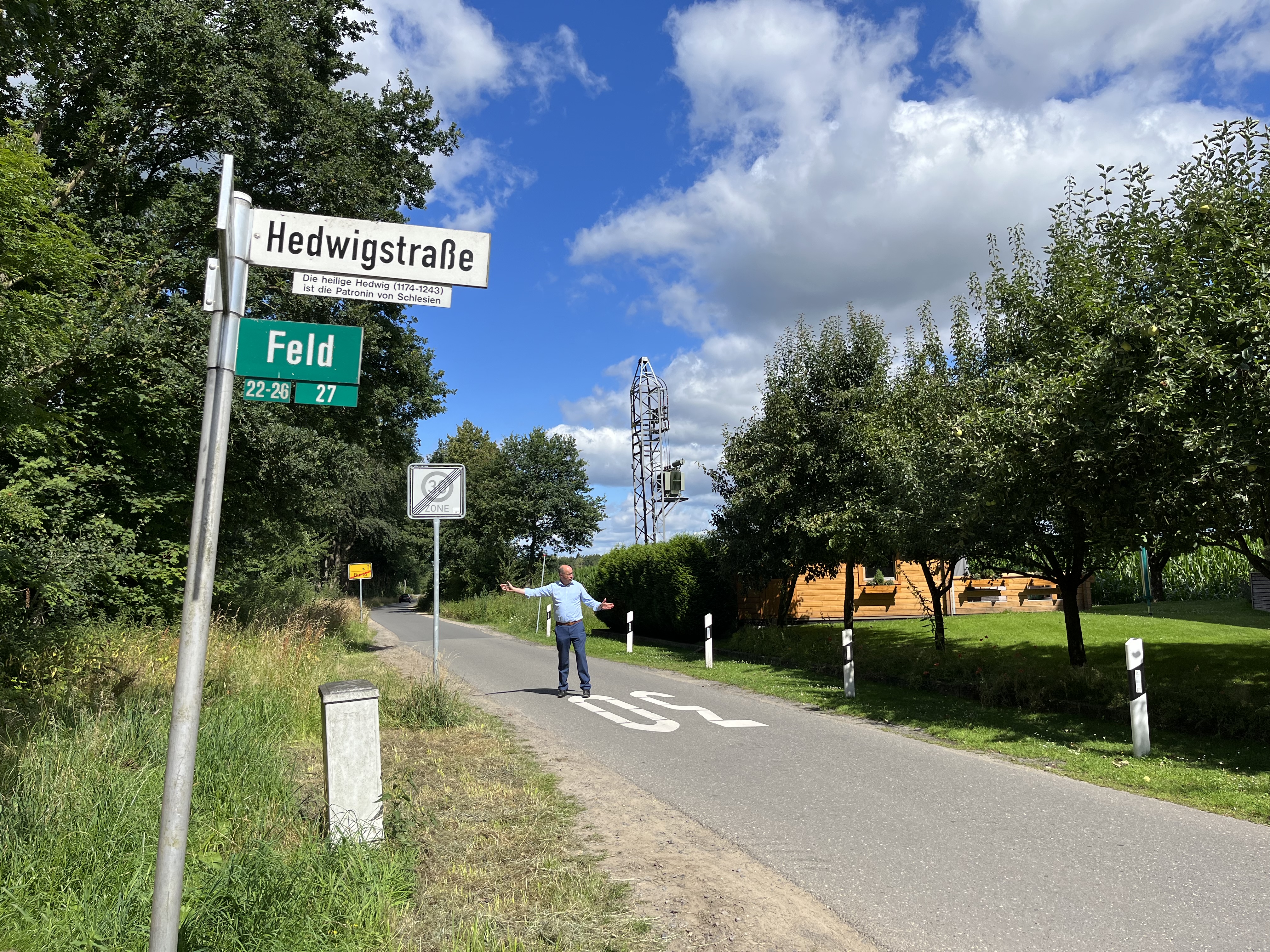 Norbert Nießing zeigte den Teilnehmenden den alten Grenzverlauf zwischen Burlo und Oeding.