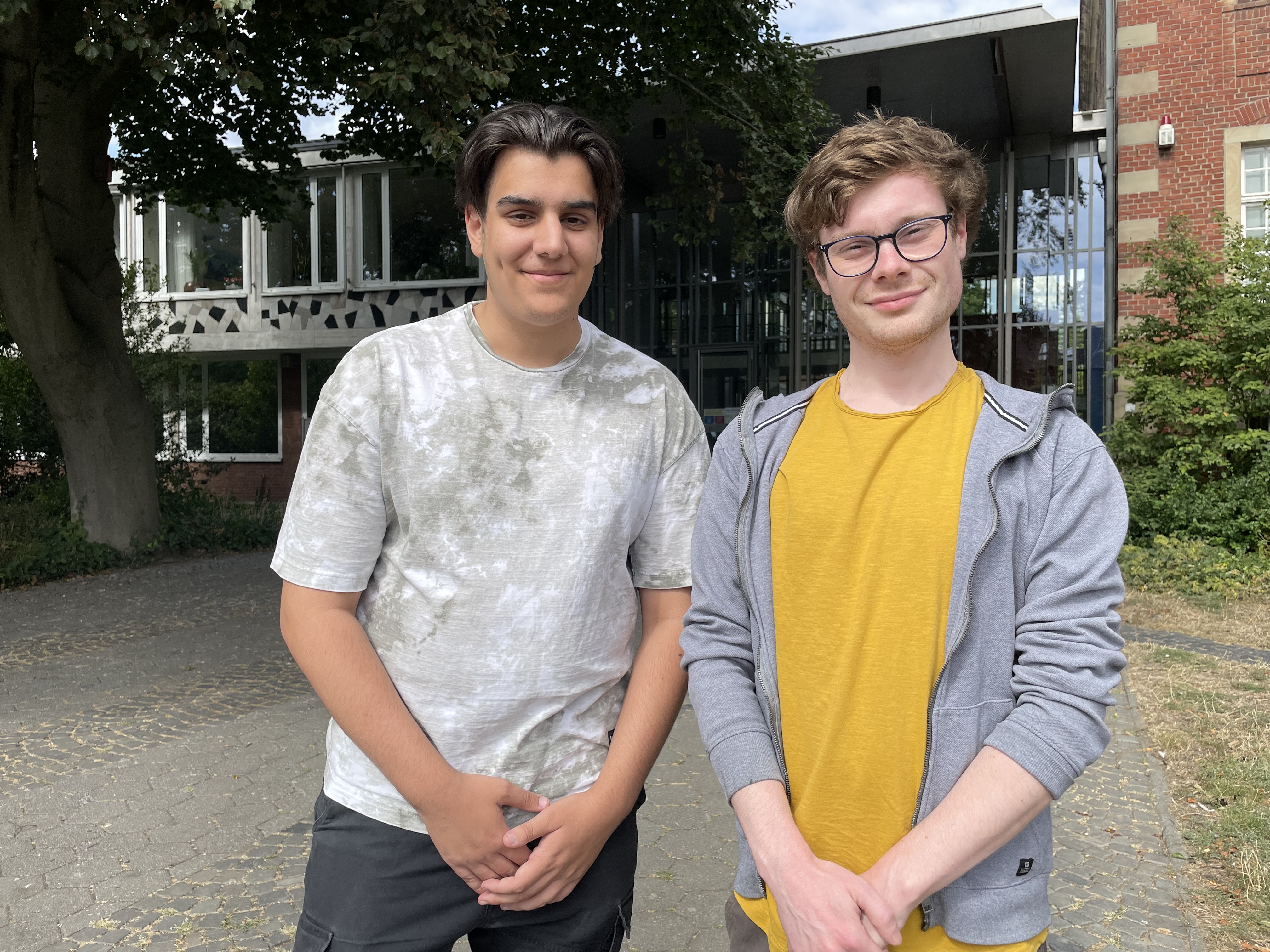 Seit dem 1. August 2022 absolvieren Leon Ramadani (Fachinformatiker; links) und Florian Beckmann (Geomatiker) ihre Ausbildung bei der Stadtverwaltung Borken und bereichern das Team des Fachbereichs Informationstechnik. 