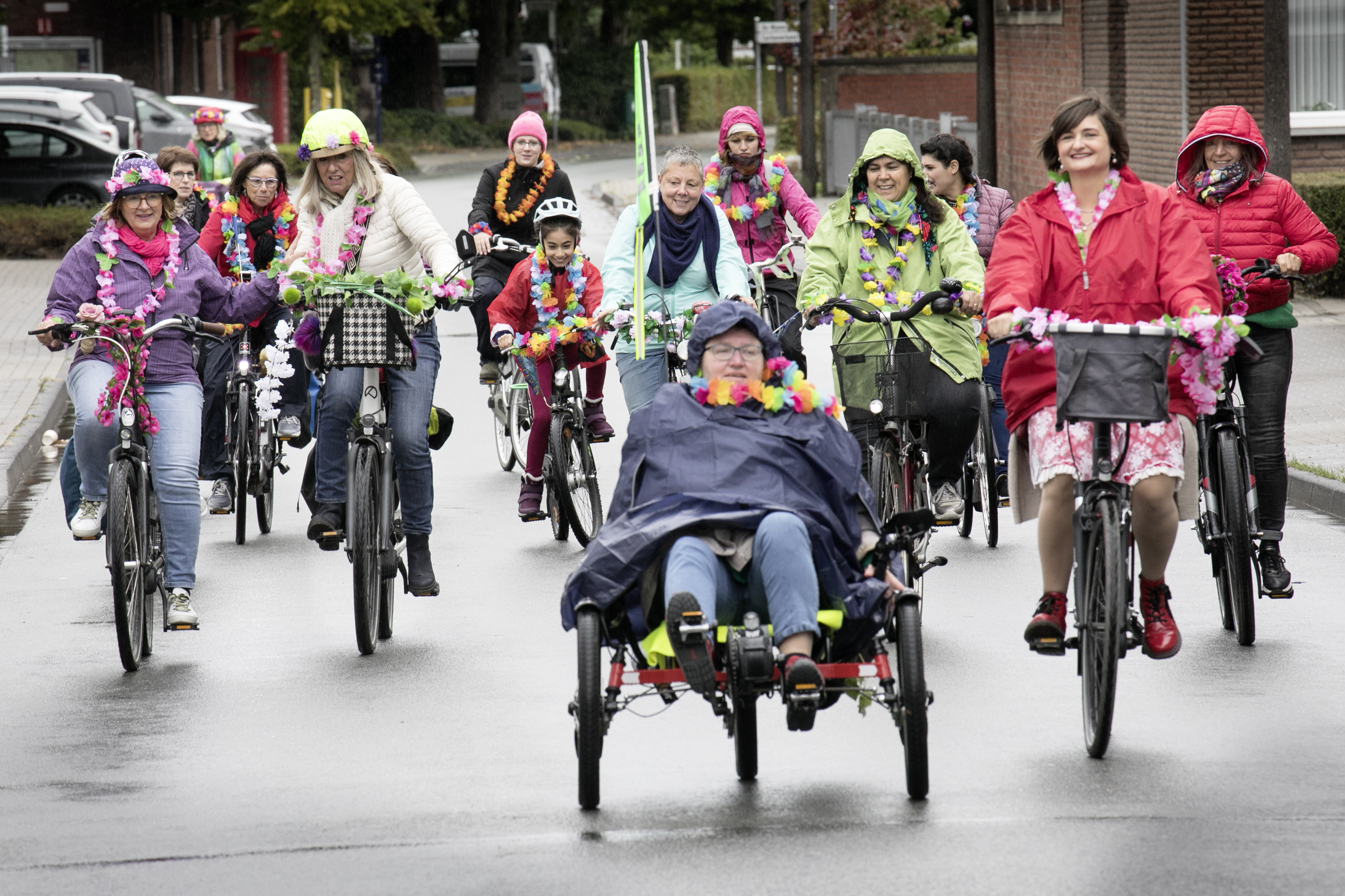 Über 20 Frauen nahmen in regenfester und bunter Kleidung am ersten „Fancy Women Bike Ride“ in Borken teil. 