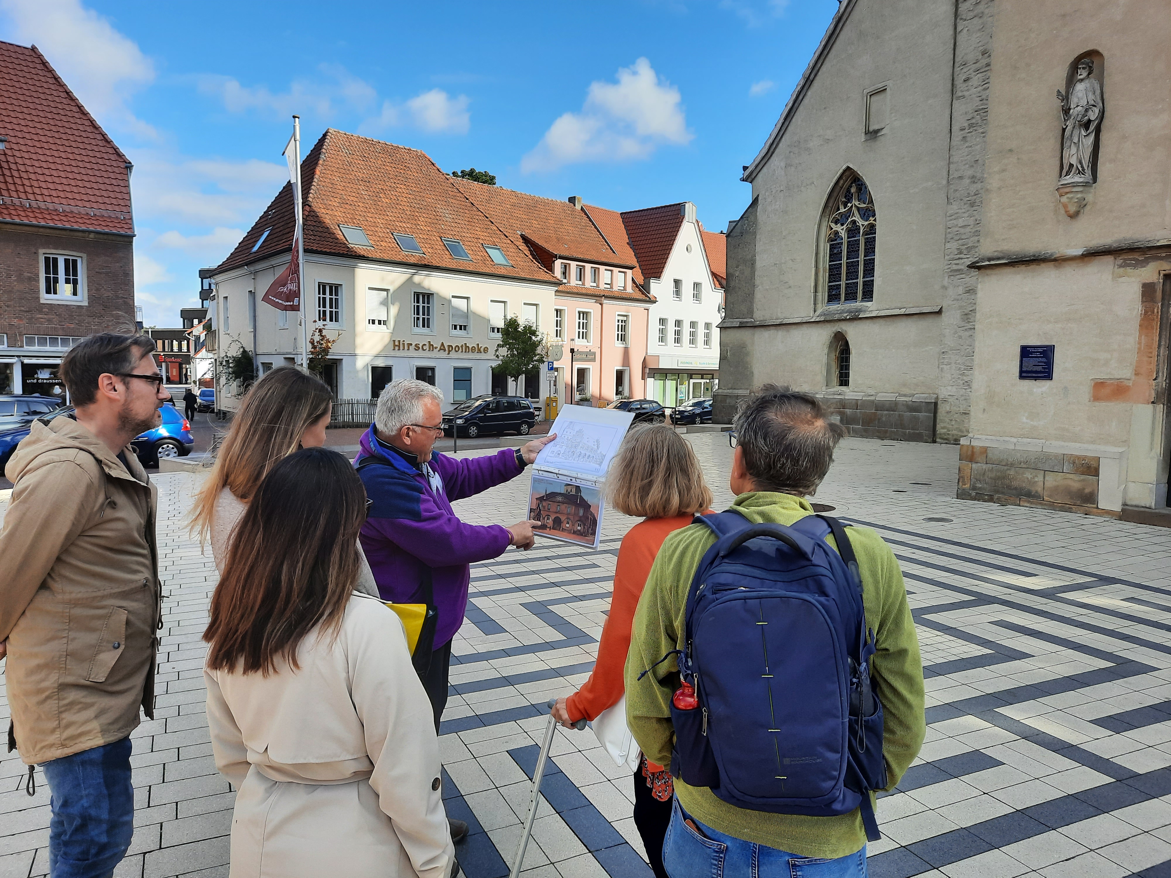 Im Rahmen des Städtepartnerschaftsjubiläums lud der Partnerschaftsverein Borken die Gäste zu einer Stadtführung durch die Borkener Innenstadt ein.