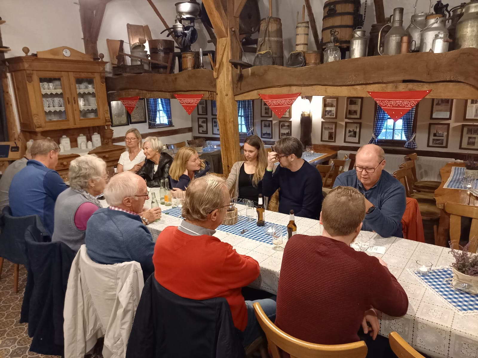 Zum Mittagessen trafen sich die Delegation am Samstag im Weseker Heimathaus und tauschte sich weiter bei Getränken und Suppe im urigen Ambiente aus. 