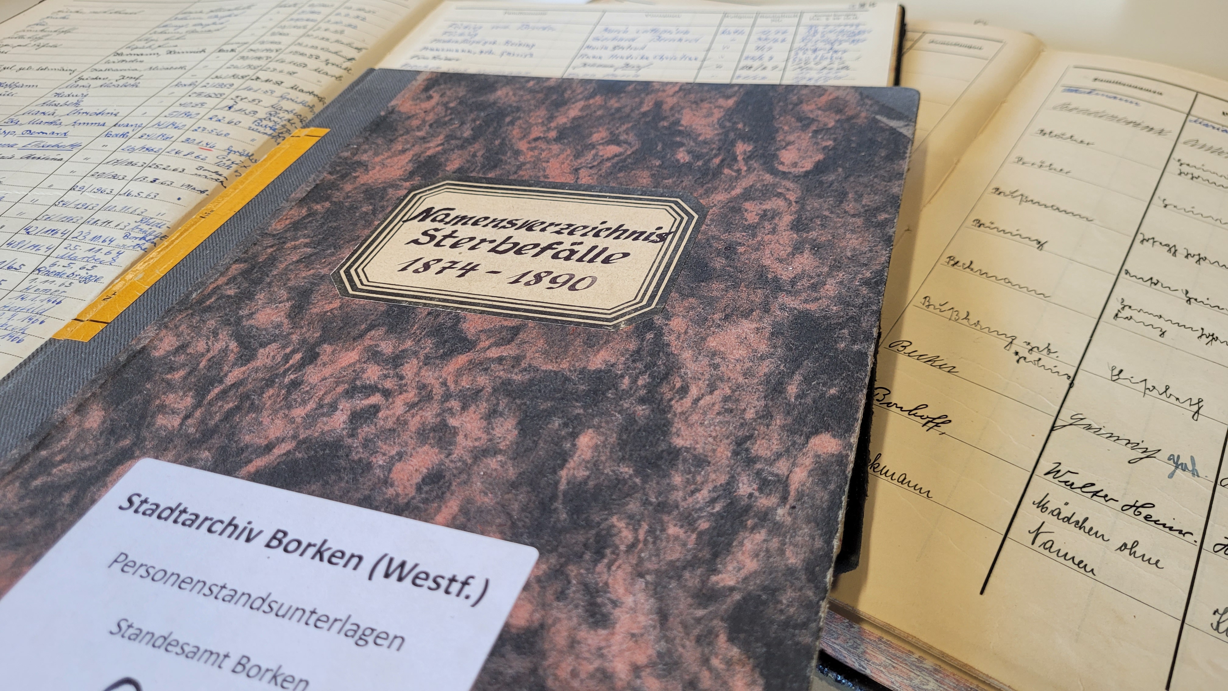 Die bisher in Papierform vorhandenen alphabetischen Listen zu Sterbefällen seit 1874 sind nun durch ein neues Angebot des Borkener Stadtarchivs auch online abrufbar.