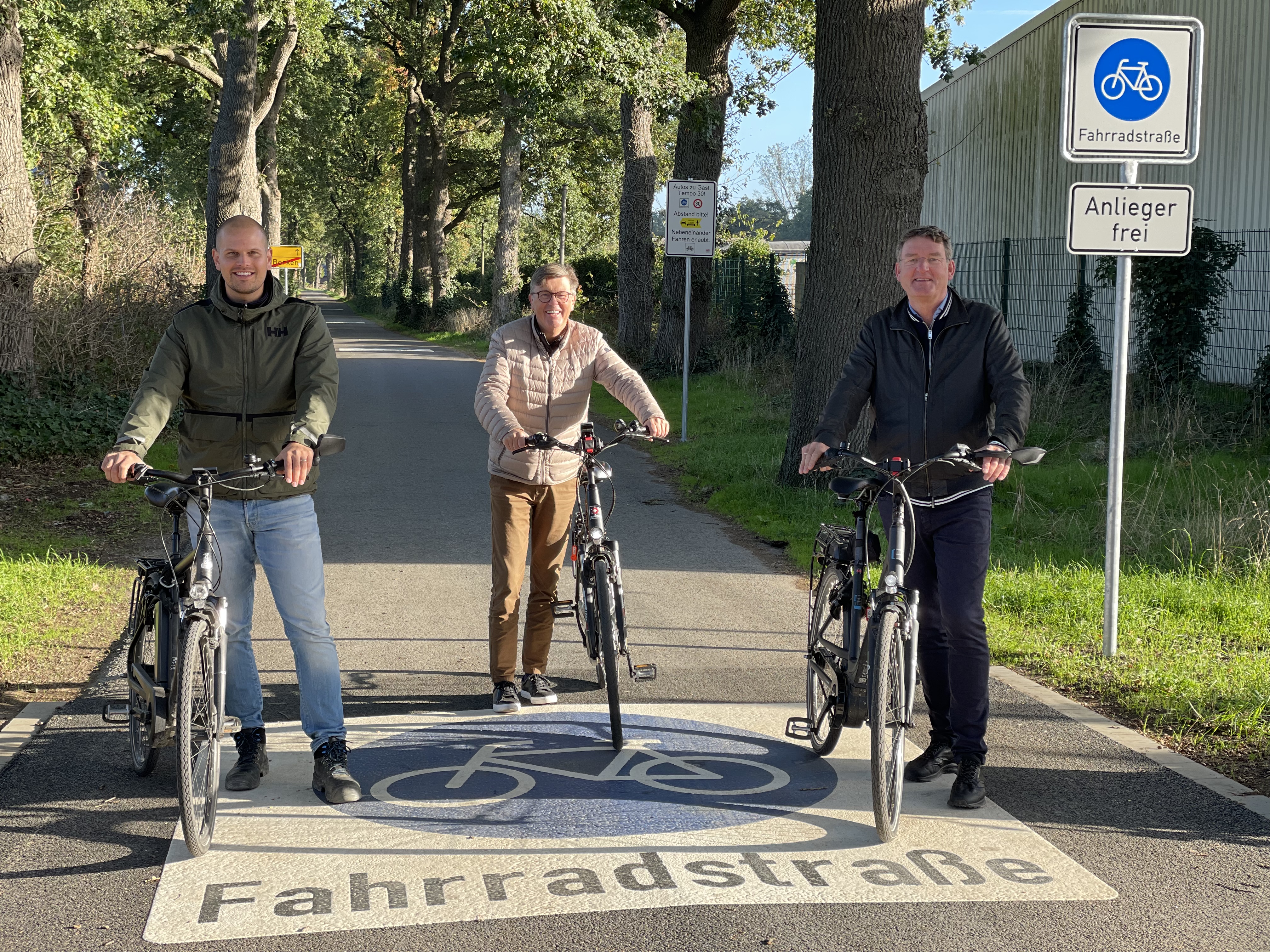 Freuen sich über die Fertigstellung der Fahrradstraße am "Ramsdorfer Postweg" in Borken (v. li.): Thorben Schulze Dinkelborg (Fachabteilung Straßen, Brücken und Beleuchtung), Rolf Schulze Dinkelborg (Leiter Fachbereich Tiefbau und Abwasserbeseitigung) und Borkens Technischer Beigeordneter Jürgen Kuhlmann. 