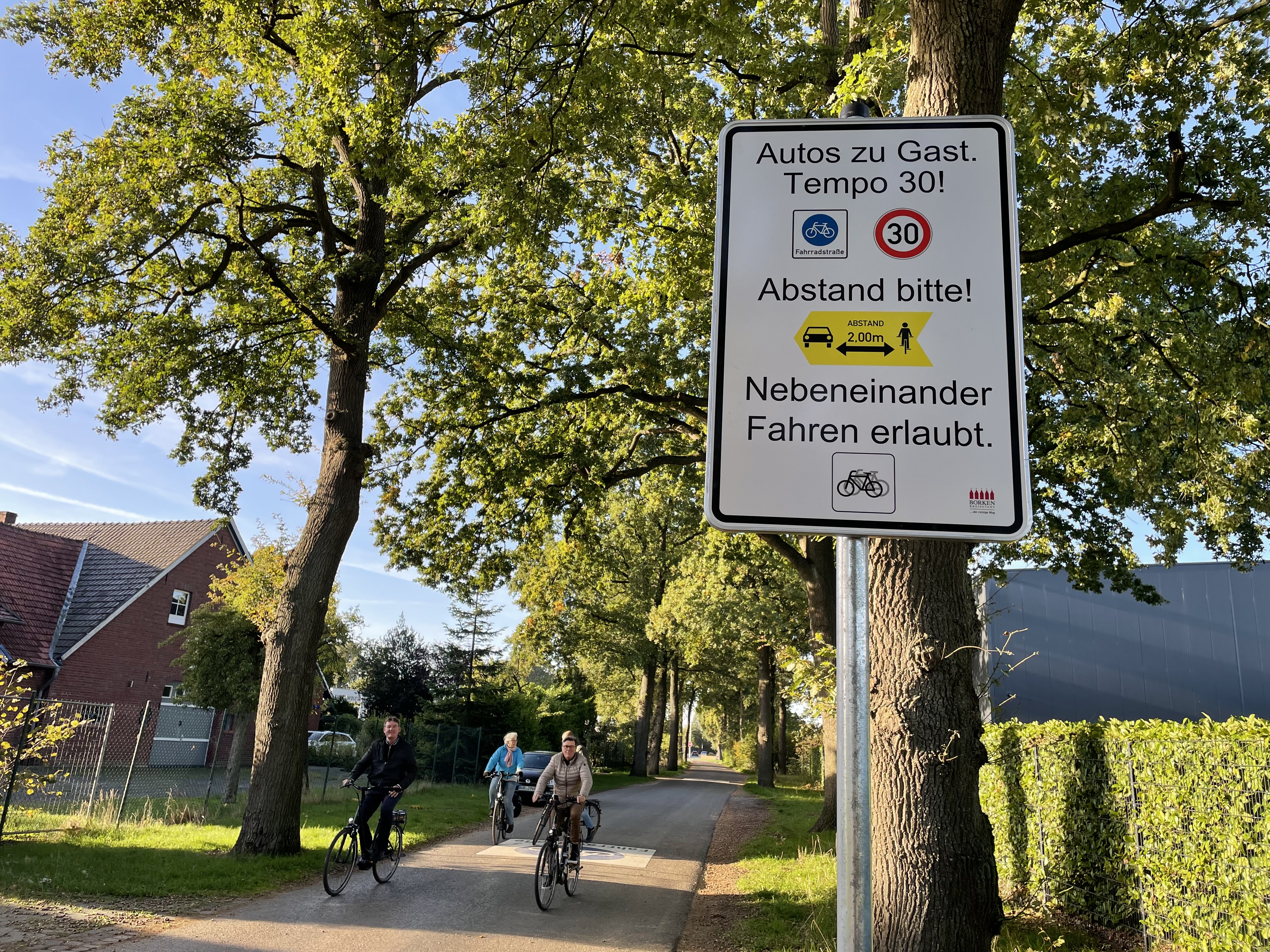 Auf Borkens Fahrradstraßen sind Autos nur zu Gast. Radfahrende sind auf der gesamten Fahrradstraße zur Vorfahrt bevorrechtigt und geben das Tempo vor.