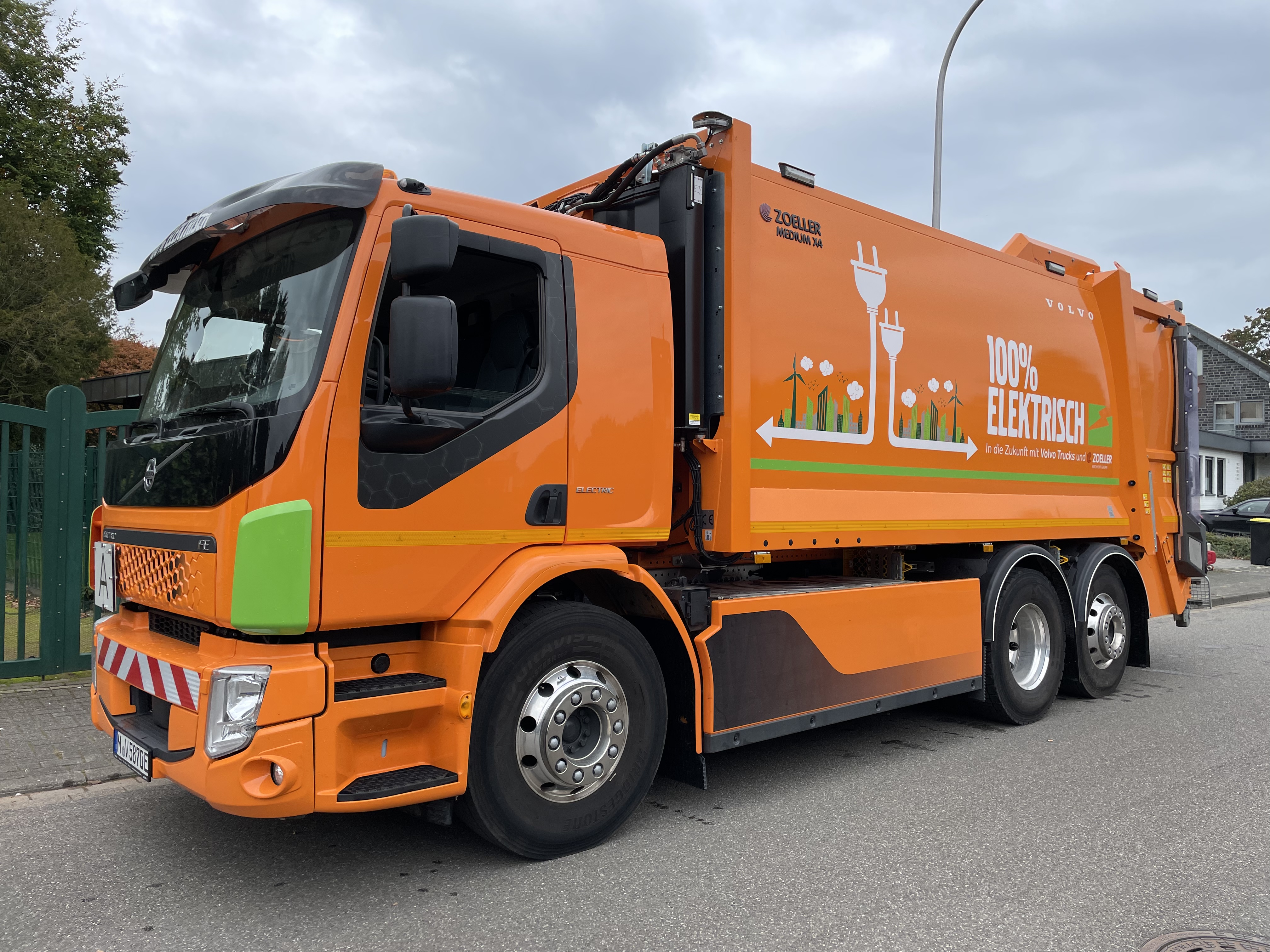 Ein E-Müllwagen der Marke Volvo war die letzten 14 Tage im Stadtgebiet Borken unterwegs. Das Entsorgungsunternehmen Borchers testet derzeit nämlich die Umstellung der Abfallfahrzeuge auf E-Antrieb. 