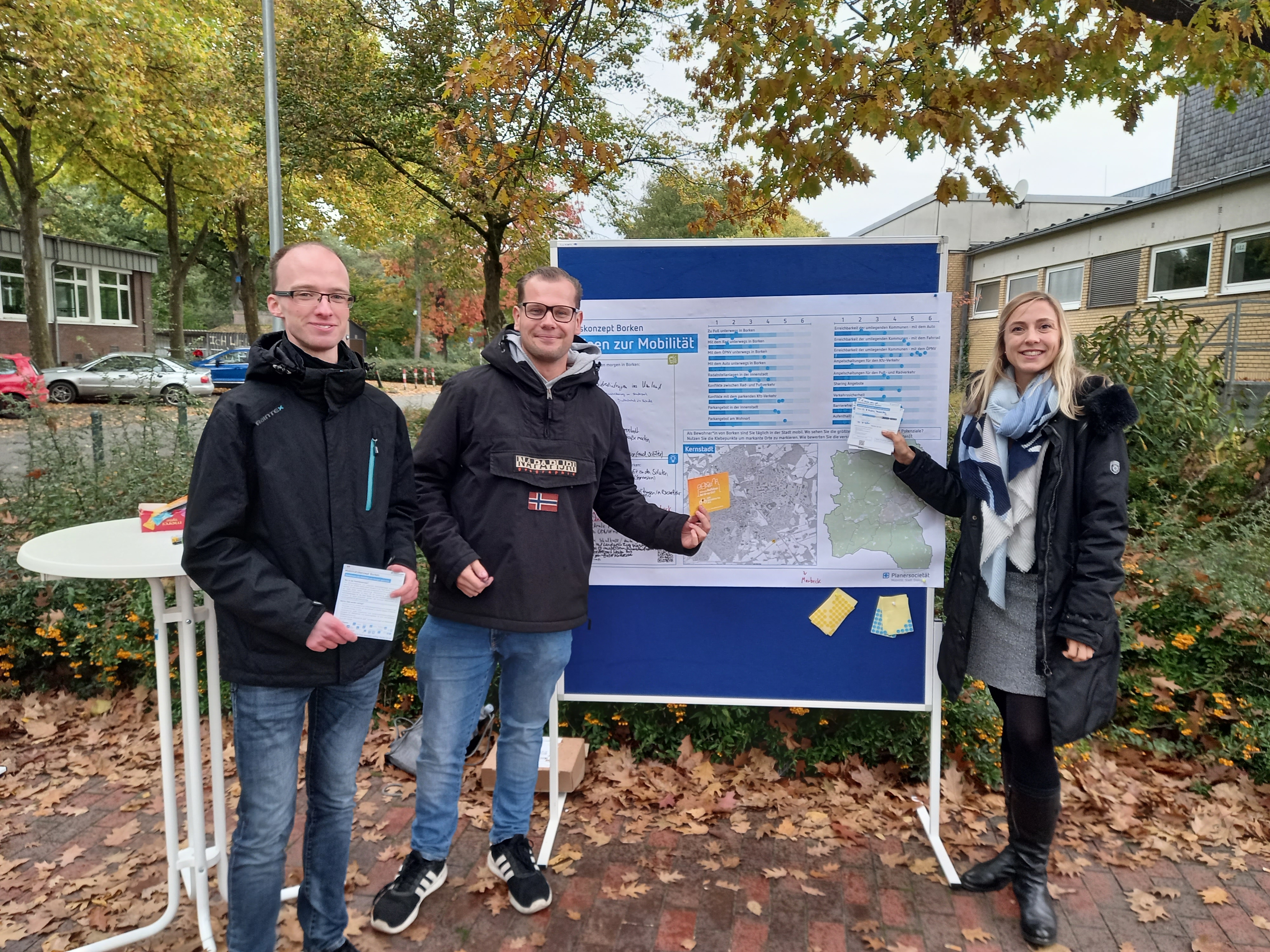 Jens Mevenkamp, Johannes Wehning und Larissa Rohring von der Stadtverwaltung Borken (v. li.) informierten beispielsweise im Borkener Schulviertel zwischen dem Gymnasium Remigianum und dem Berufskolleg  über das Integrierte Mobilitätskonzept der Stadt.