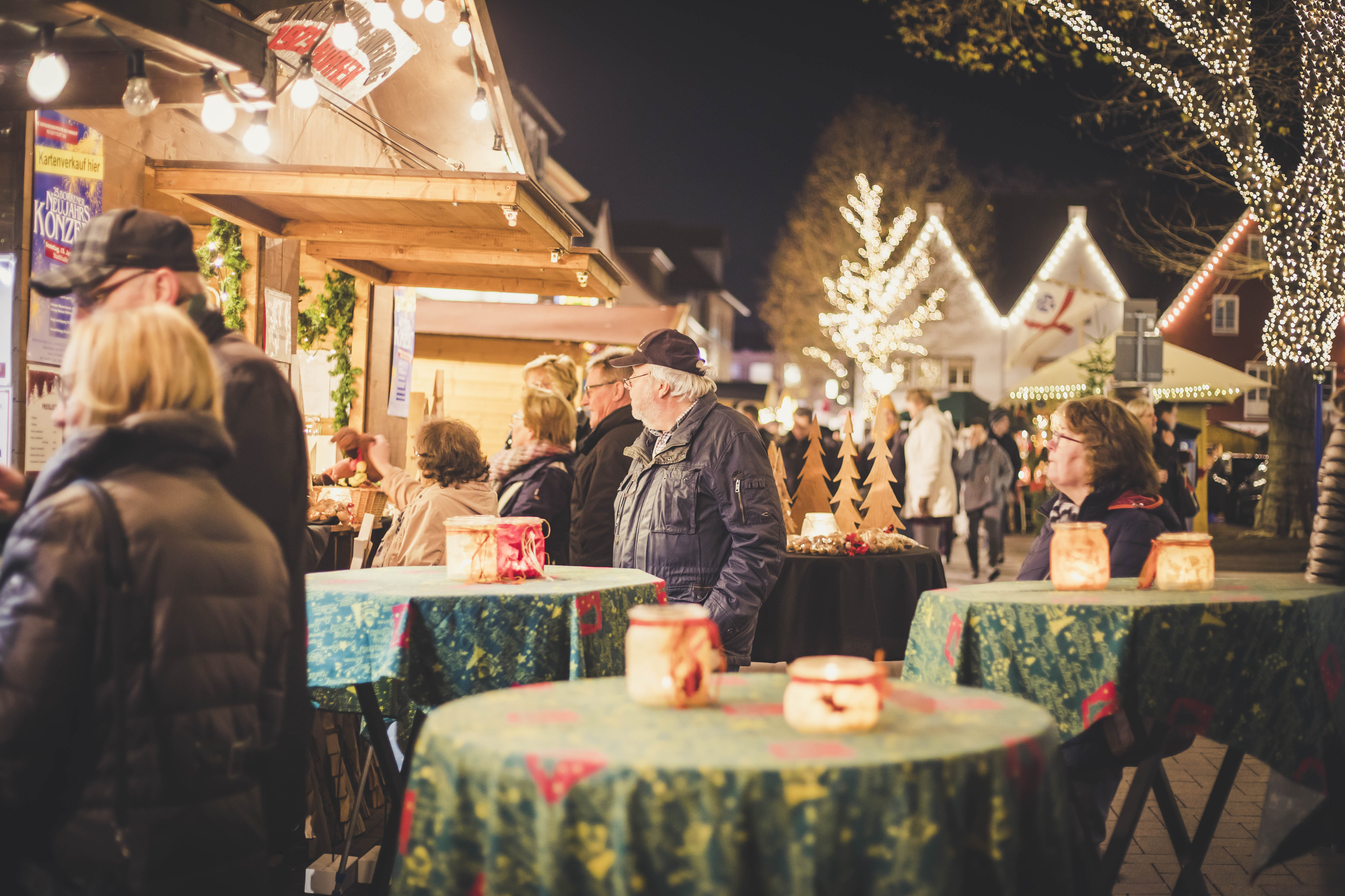 Besucherinnen und Besucher können sich unter anderem auf 30 Holzhütten mit einem bunten Angebot und Auftritte von Borkener Künstlerinnen und Künstler sowie Chöre und Tanzgruppen freuen. Der Sonntag (27. November 2022) ist zudem verkaufsoffen. (Foto Weihnachtsmarkt Borken 2018)