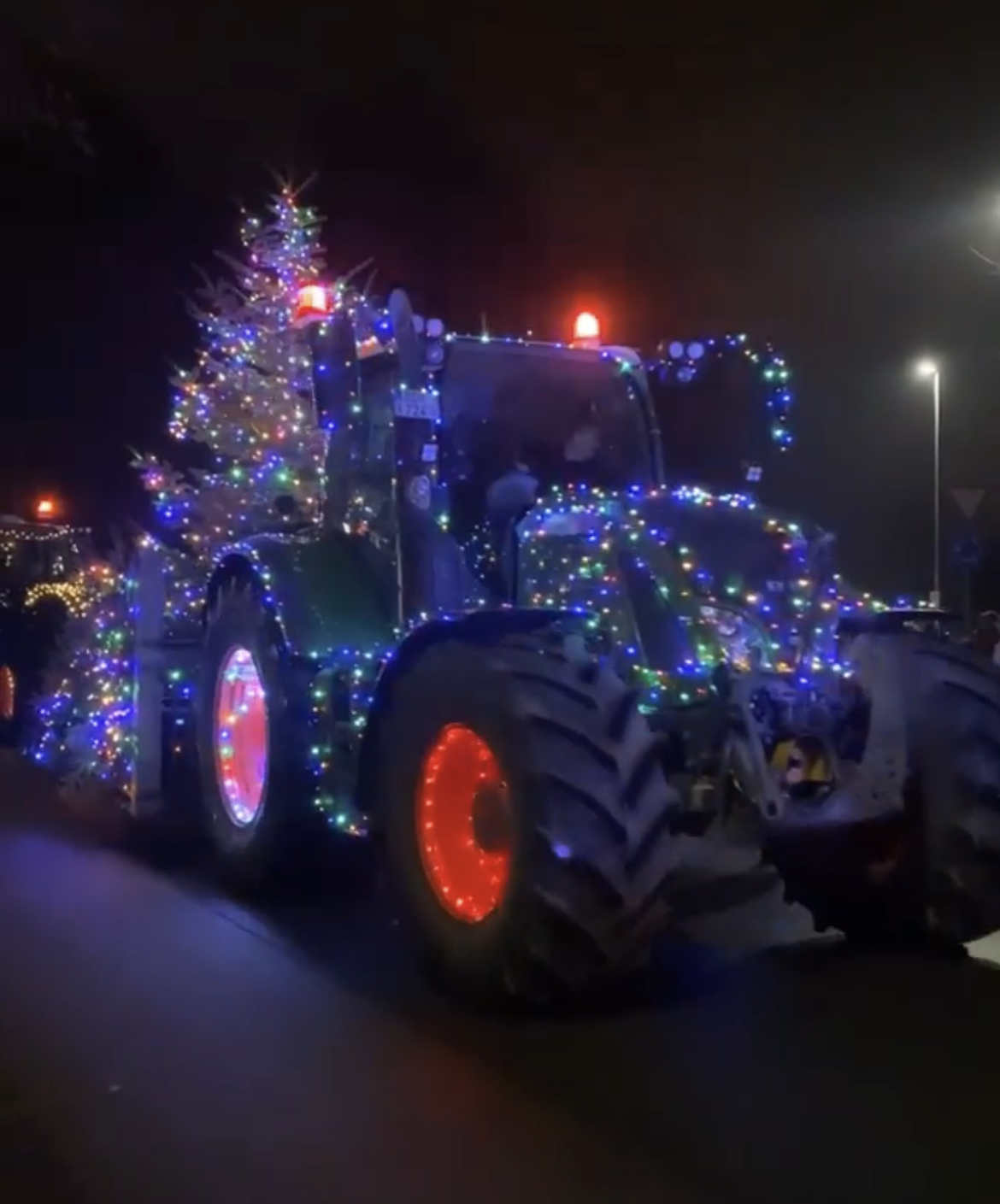 Am 3. Dezember 2022 fahren ab 18 Uhr wieder zahglreiche festlich geschmückte Trecker durch Borken. 