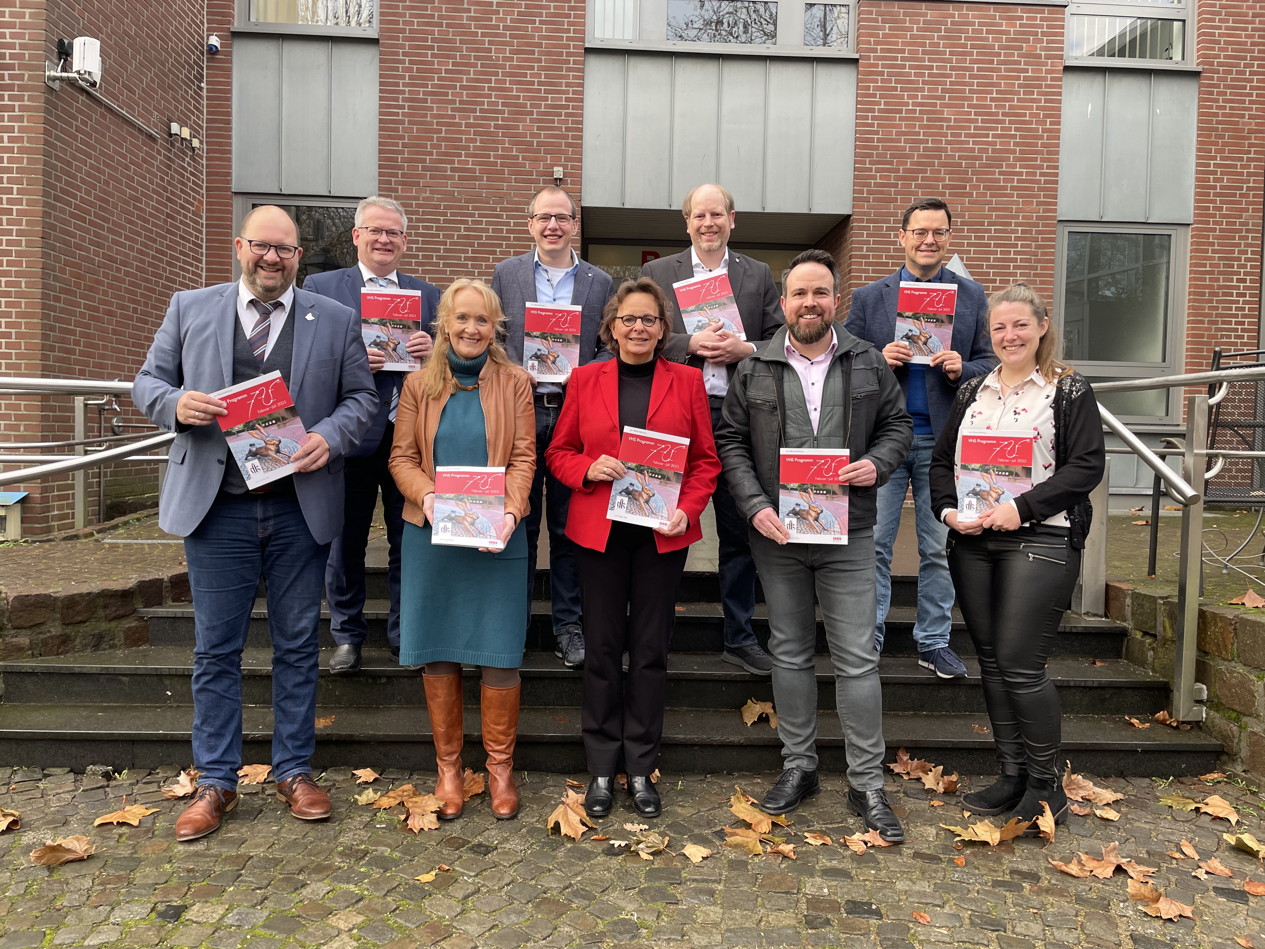 Vertreterinnen und Vertreter der Mitgliedskommunen und der VHS freuen sich über die gelungene Rückkehr und die positive Entwicklung der gemeinsamen Volkshochschule (v. li.): Manuel Deitert (Gemeinde Reken), Martin Tesing (Gemeinde Raesfeld), Mechtild Schulze Hessing (Stadt Borken), Benedikt Limberg (Gemeinde Heiden), Anne Kortüm (Stadt Gescher), Dr. Thomas Brüggemann (Stadt Velen), Timo Bertelwick (VHS), Stefan Nienhaus (Gemeinde Reken) und Nicole Brands (VHS).