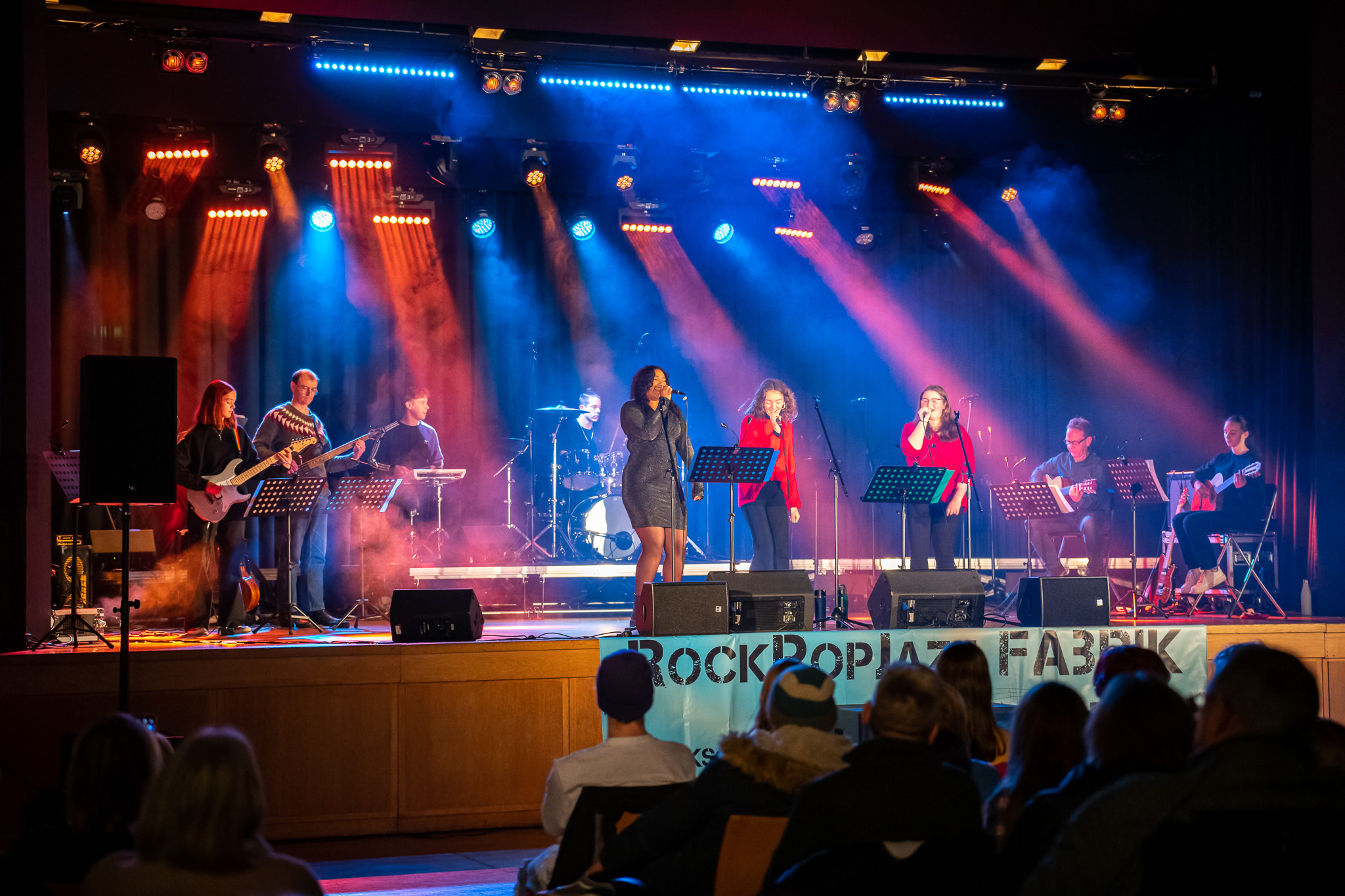 Die junge Band "Soundbait" hatte sich 2021 in Borken gegründet und spielte jetzt ihr erstes Konzert in der Aula des Gymnasiums Remigianum in Borken.