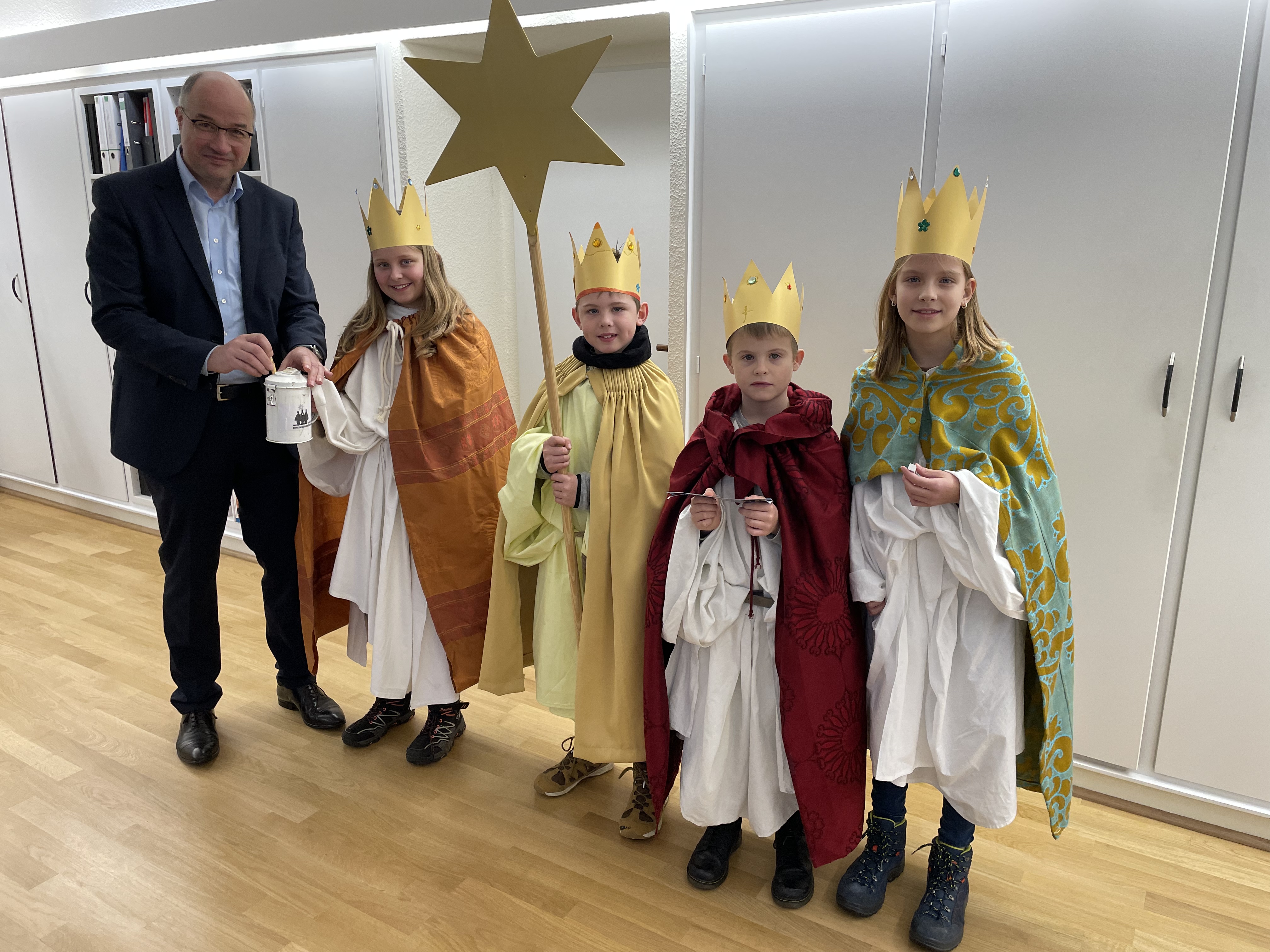 Borkens Erster Beigeordneter Norbert Nießing (li.) begrüßte die jungen Sternsinger Jule, Tom, Carlo und Ella (v. re.) im Borkener Rathaus.