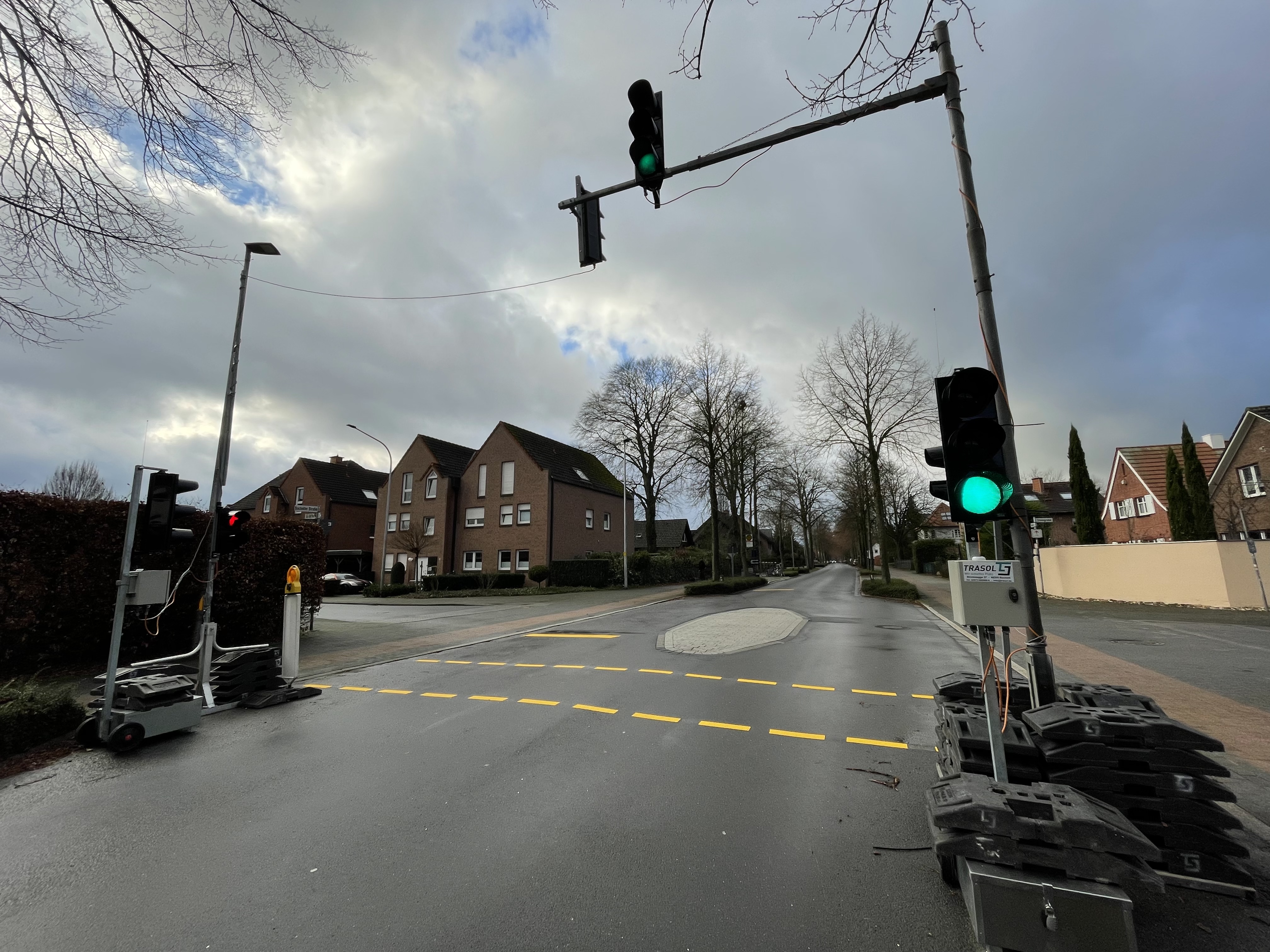 Um den Bereich für Fußgehende, Radfahrende und vor allem auch Schülerinnen und Schüler sicherer zu machen, hat die Stadt Borken nun eine Fußgängerampel auf der „Bocholter Straße“ zwischen den Straßen „Steingrube“ und „An der Nathe“ eingerichtet.